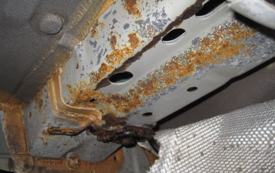 Det er ofte en oppfatning at rust er et problem på gamle biler, men grunnet variert kvalitet på understellsbehandling fra fabrikk og økt salting så har det blitt et økende problem også på nye biler. Det er ikke uvanlig at vi finner rust på biler som er 4-6 år gamle. I enkelte tilfeller så har vi også avdekket rust på biler som bare er noen måneder. Rustbehandling gir ikke bare økt levetid på bilen, men det er også en investering som sikrer god verdi ved salg. Bildet er fra en fem år gammel Volvo (henter fra en artikkel hos "Din Side").